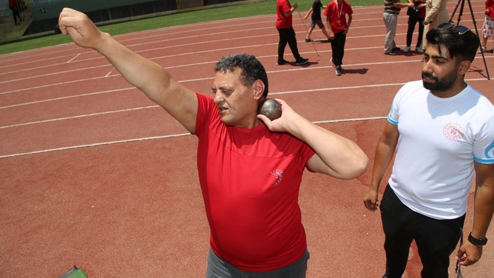 Şanlıurfalı görme engelli Mustafa Gezen gülle atma sporuyla sosyalleşti