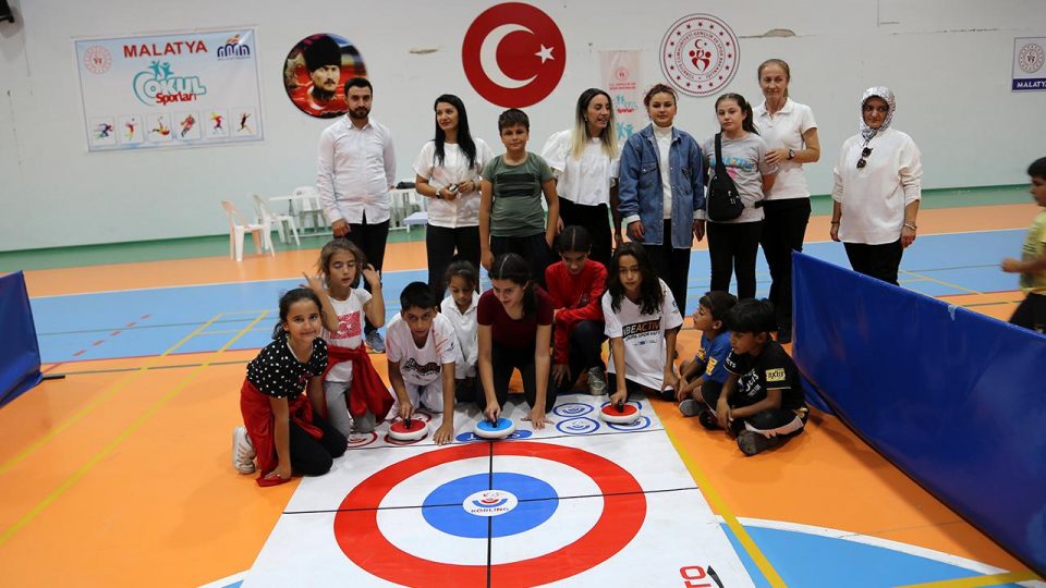 Konteyner kentte kalan çocuklar curling etkinliğinde buluştu