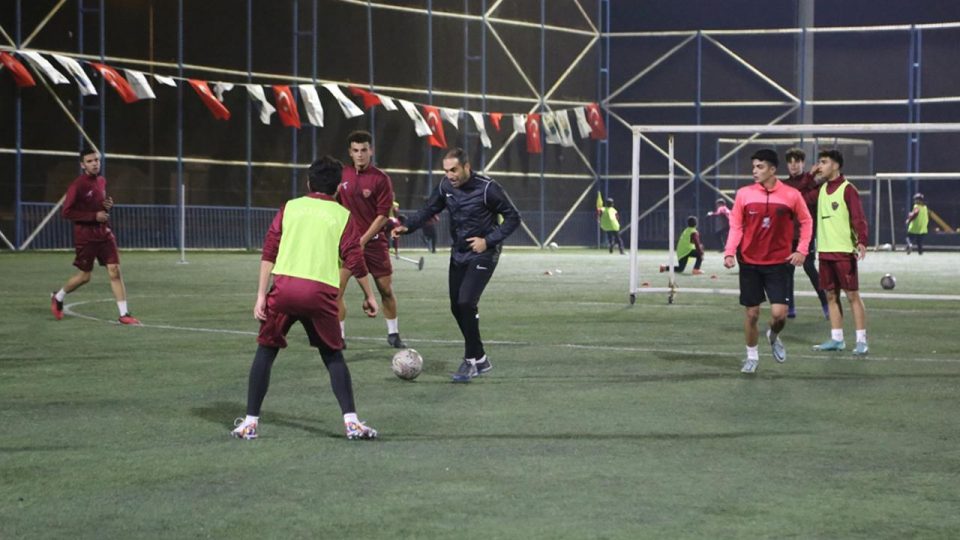 Depremzede futbolcular Hatayspor “A takım” hayaliyle top koşturuyor