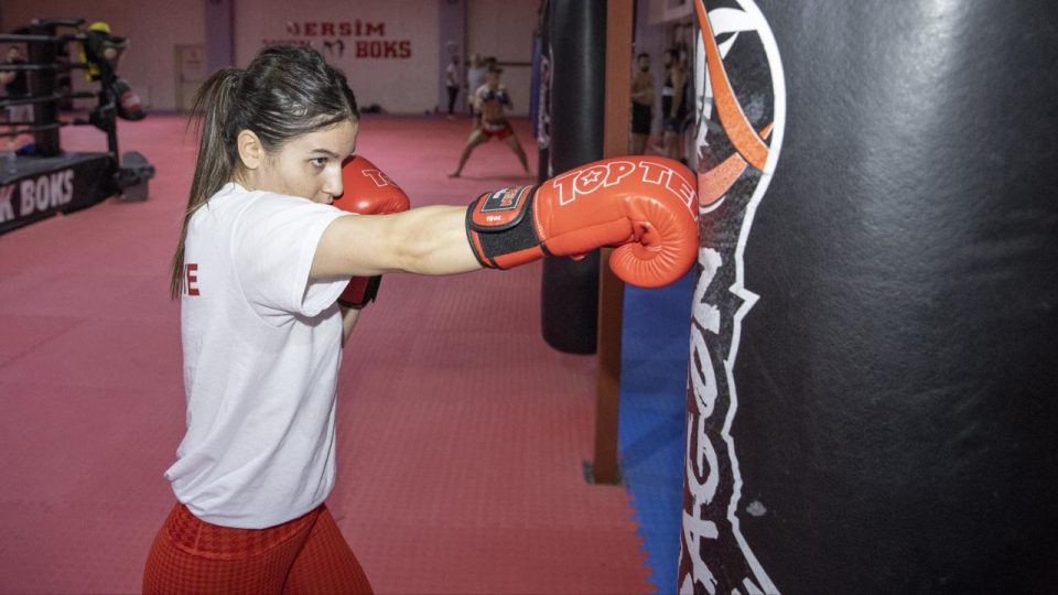 Dünya şampiyonu kicks boksçu Erivan Barut yeni başarılar için sıkı çalışıyor