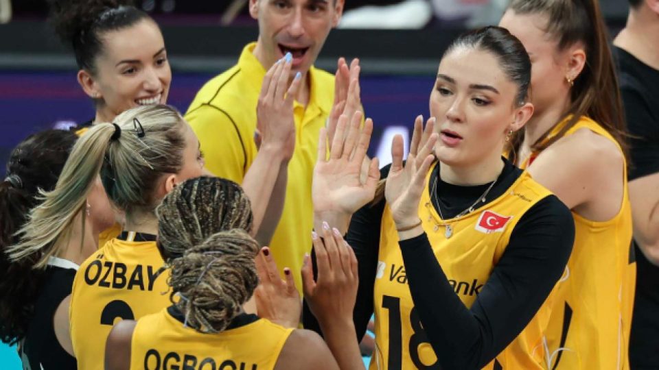 VakıfBank galibiyetle başladı